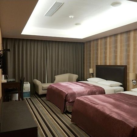 Metropolis Hotel Taoyuan Exterior photo