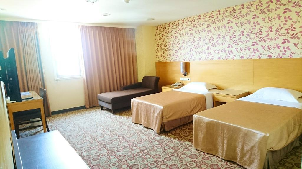 Metropolis Hotel Taoyuan Exterior photo